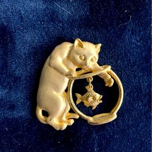 Playful cat and fish brooch